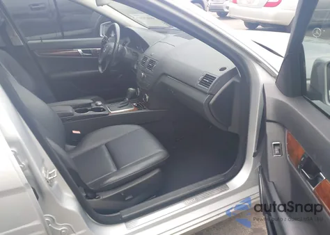 2010 Mercedes-Benz C 300 Luxury 4Matic z USA, uszkodzony, nr VIN WDDGF8BB5AR127811